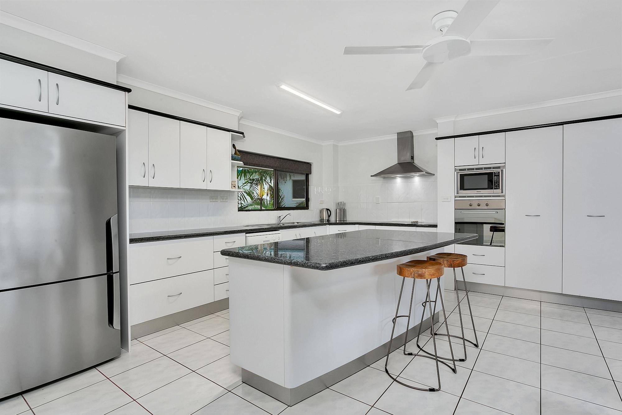 Roydon Beachfront Apartments Trinity Beach Dış mekan fotoğraf