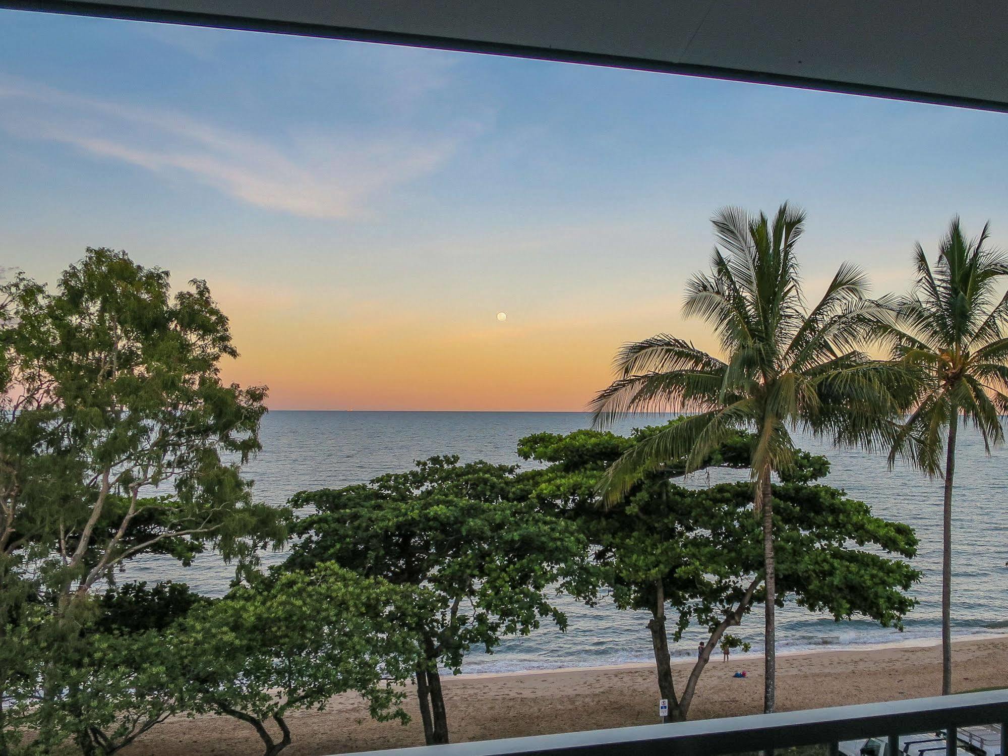 Roydon Beachfront Apartments Trinity Beach Dış mekan fotoğraf